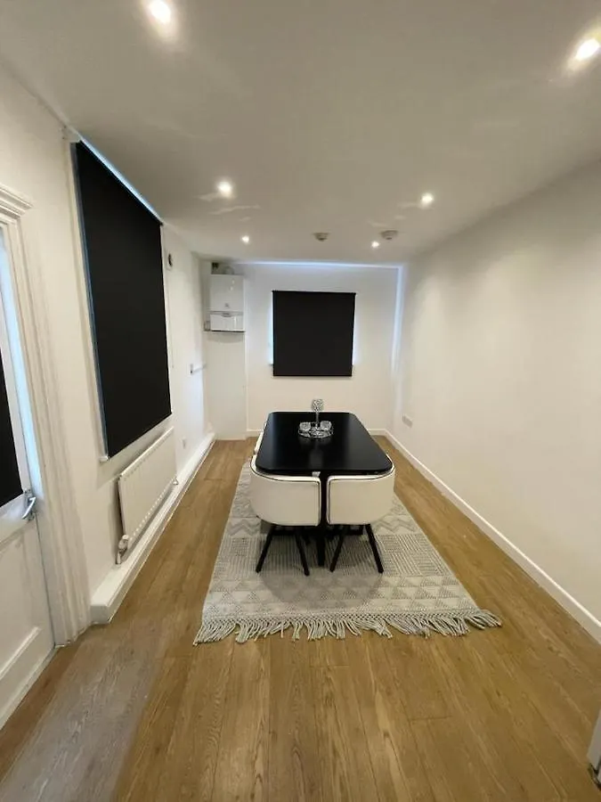 House By Araminta Houslow Apartment Hounslow