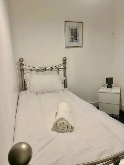 House By Araminta Houslow Apartment Hounslow 0*,